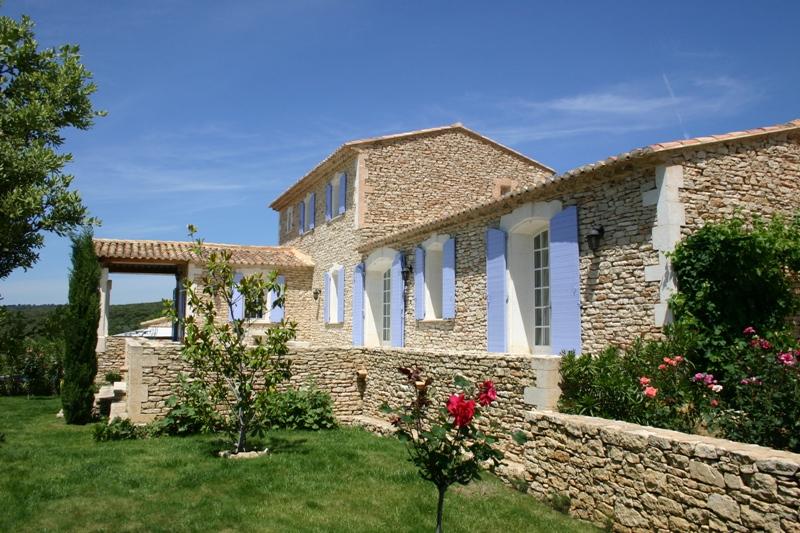 Stone house with view in a residential area near Gordes. Swimming pool and pool house
